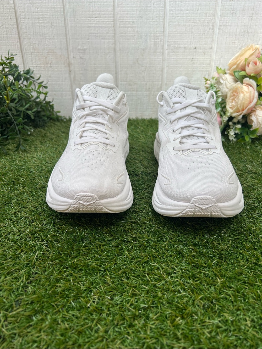HOKA Clifton 10 EVERYDAY RUNNING Shoes
size women 7.5 White / White gently used - Picture 6 of 16